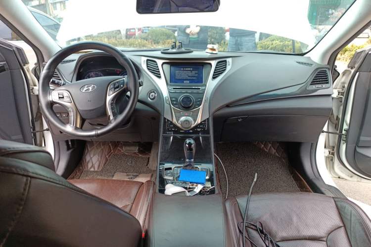 Used Hyundai Azera 2011 3.0L Flagship Edition Center Console