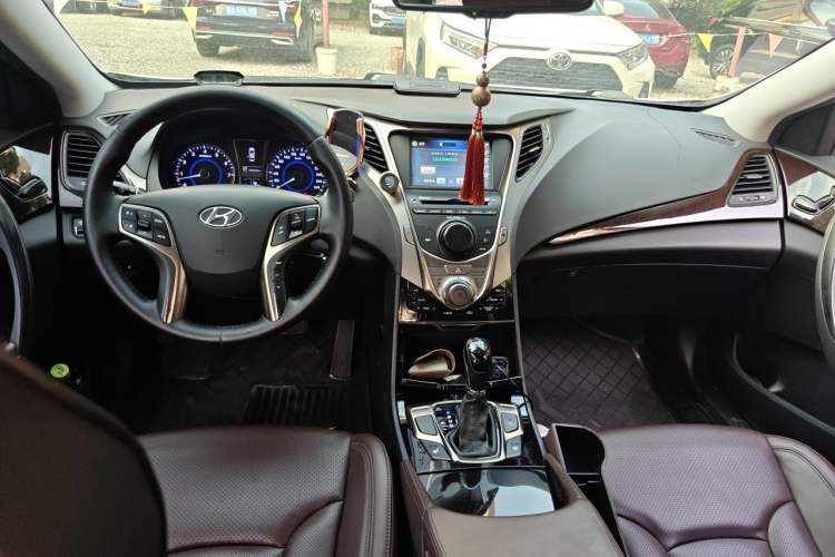 Used Hyundai Azera 2011 2.4L Luxury Model Center Console