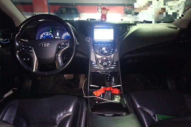 Used Hyundai Azera 2011 2.4L Luxury Model Center Console