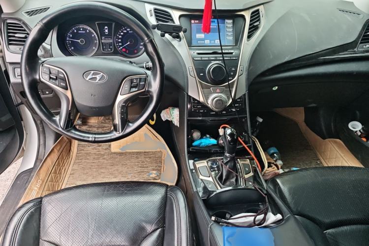 Used Hyundai Azera 2011 2.4L Luxury Model Center Console