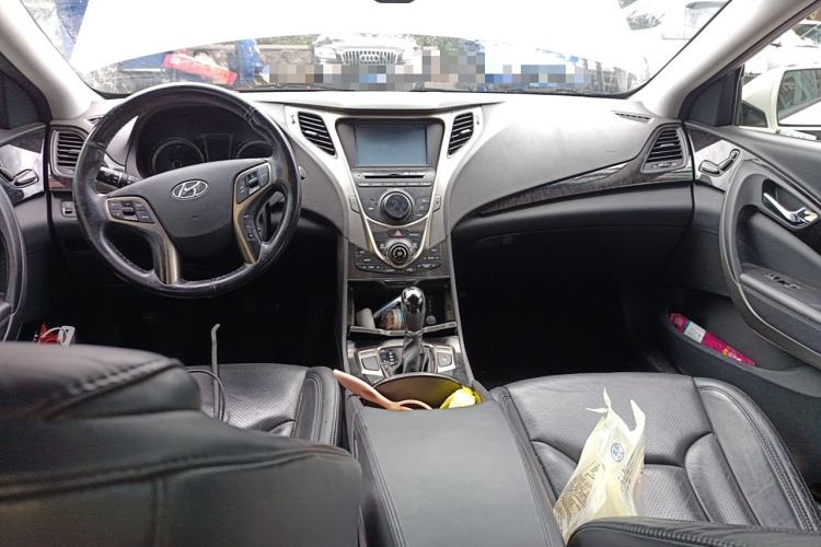 Used Hyundai Azera 2011 2.4L Luxury Model Center Console