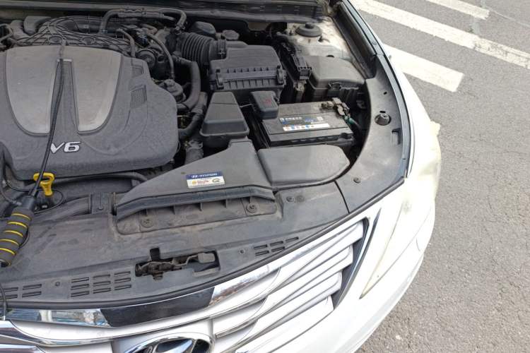 Used Hyundai Azera 2011 3.0L Flagship Edition Engine Bay Left