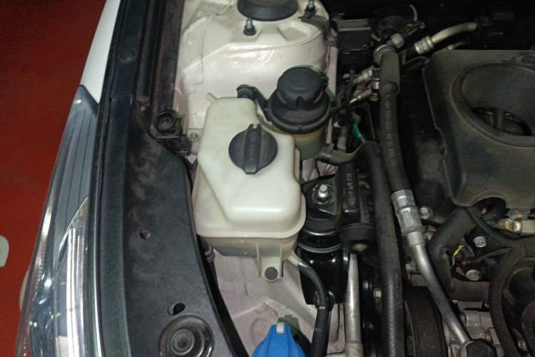 Used Hyundai Azera 2011 2.4L Luxury Model Engine Bay Right