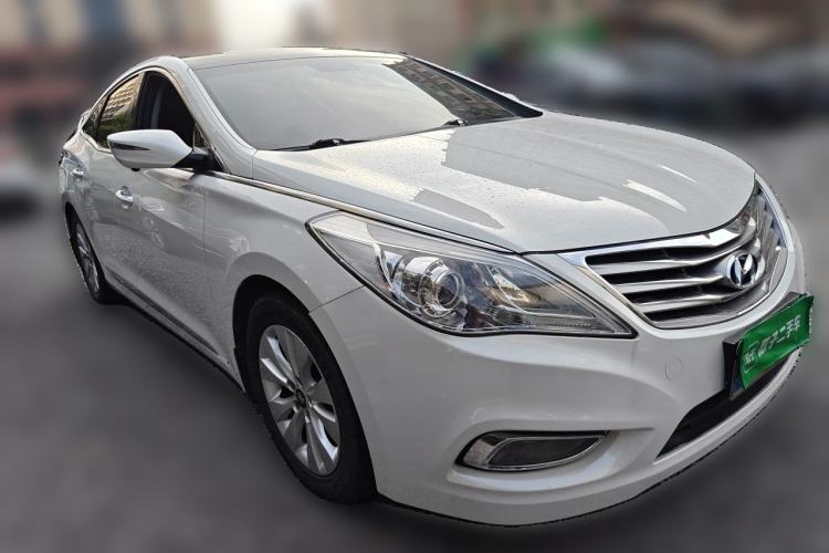 Used Hyundai Azera 2011 2.4L Luxury Model Front Right 45 Deg