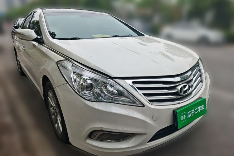 Used Hyundai Azera 2011 2.4L Luxury Model Front Right 45 Deg