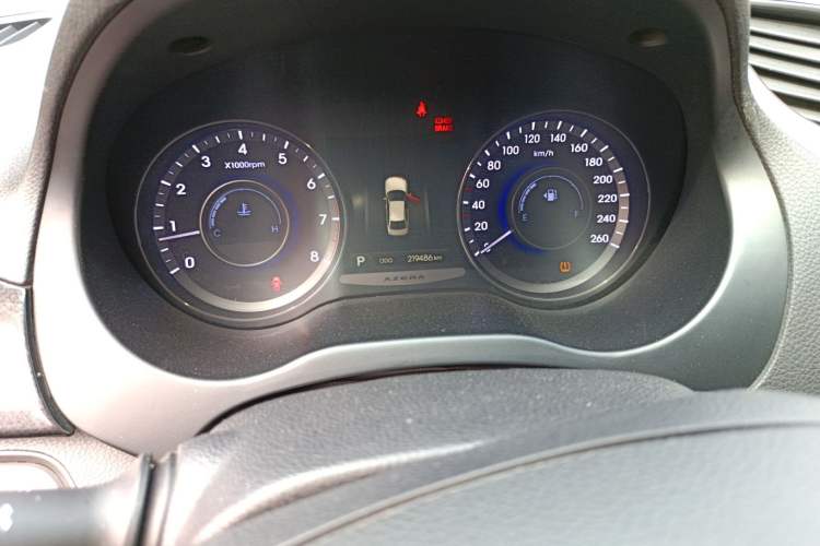 Used Hyundai Azera 2011 3.0L Flagship Edition Odometer Close Up
