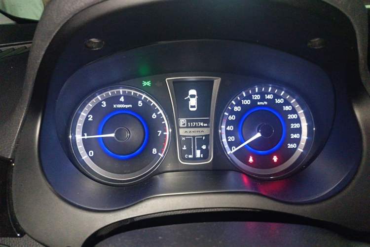 Used Hyundai Azera 2011 2.4L Luxury Model Odometer Close Up
