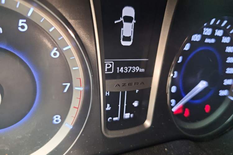 Used Hyundai Azera 2011 2.4L Luxury Model Odometer Close Up
