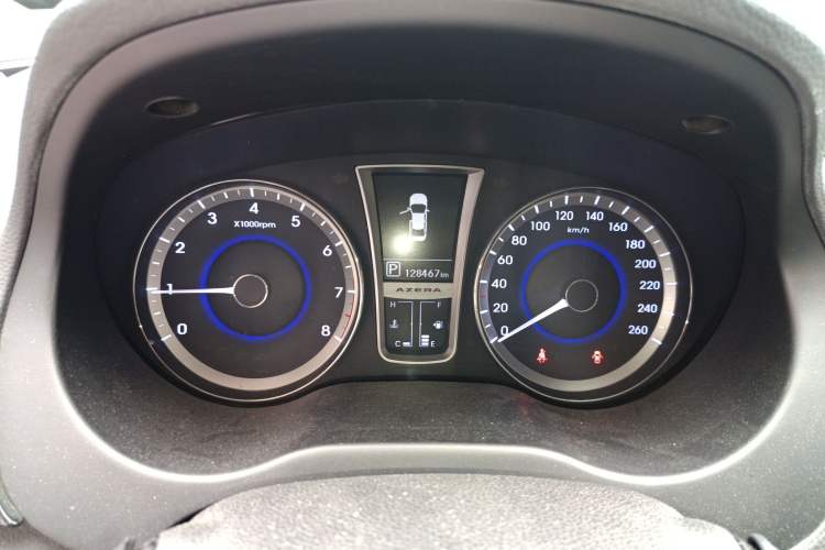 Used Hyundai Azera 2011 2.4L Luxury Model Odometer Close Up