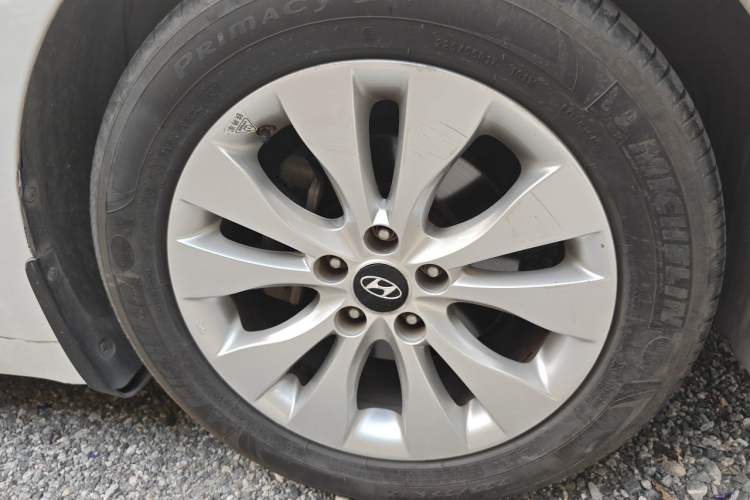 Used Hyundai Azera 2011 2.4L Luxury Model Right Front Wheel Hub