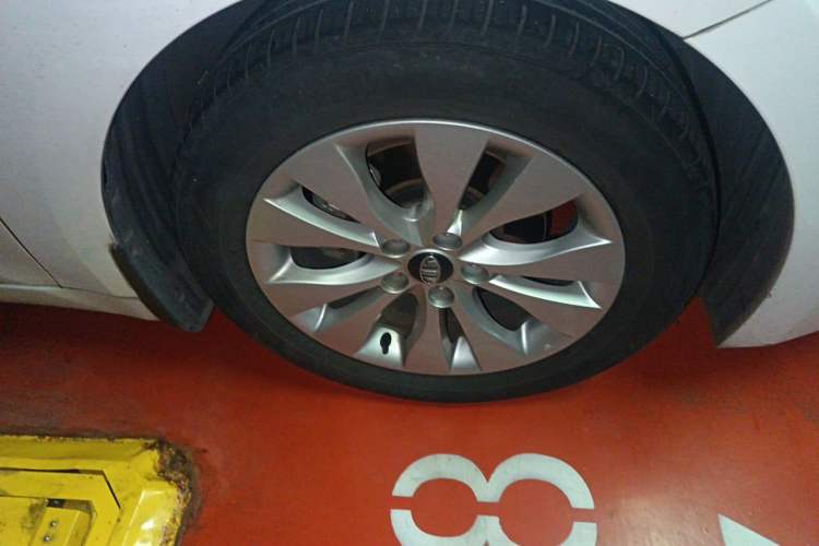 Used Hyundai Azera 2011 2.4L Luxury Model Right Front Wheel Hub