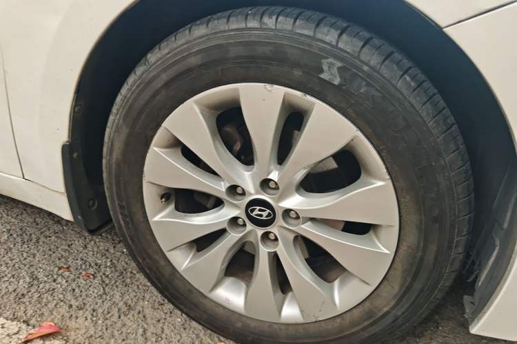 Used Hyundai Azera 2011 2.4L Luxury Model Right Front Wheel Hub