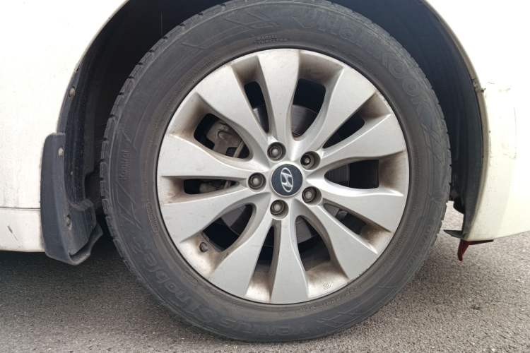 Used Hyundai Azera 2011 2.4L Luxury Model Right Front Wheel Hub