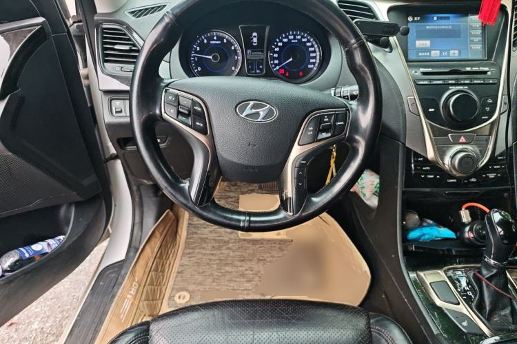 Used Hyundai Azera 2011 2.4L Luxury Model Steering Wheel