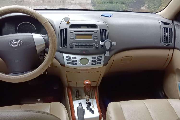 Used Hyundai Celesta 2008 1.6L AT GL Center Console