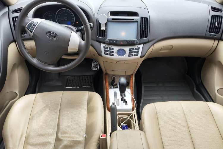 Used Hyundai Celesta 2008 1.6L AT GLS Center Console