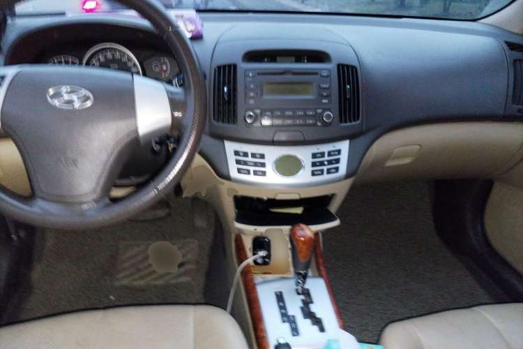 Used Hyundai Celesta 2010 1.6L AT GLS Center Console