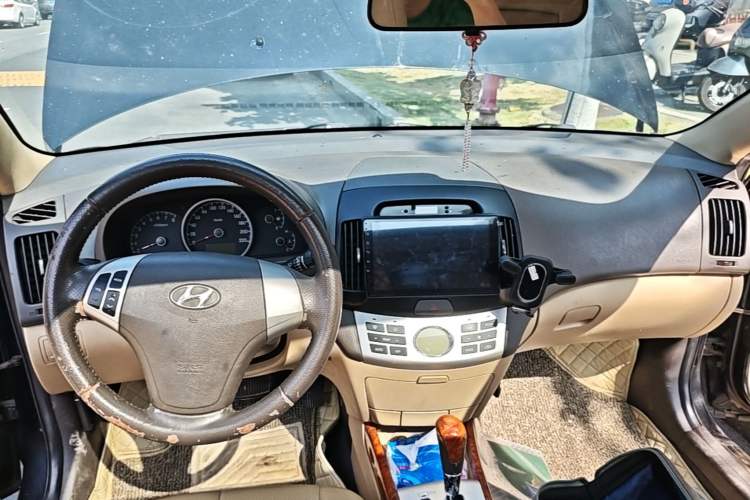 Used Hyundai Celesta 2010 1.6L AT GLS Center Console