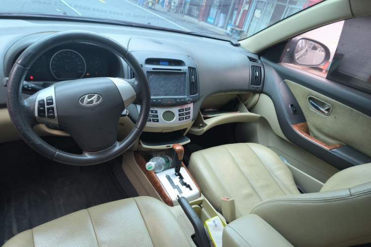 Used Hyundai Celesta 2010 1.6L AT GL Center Console