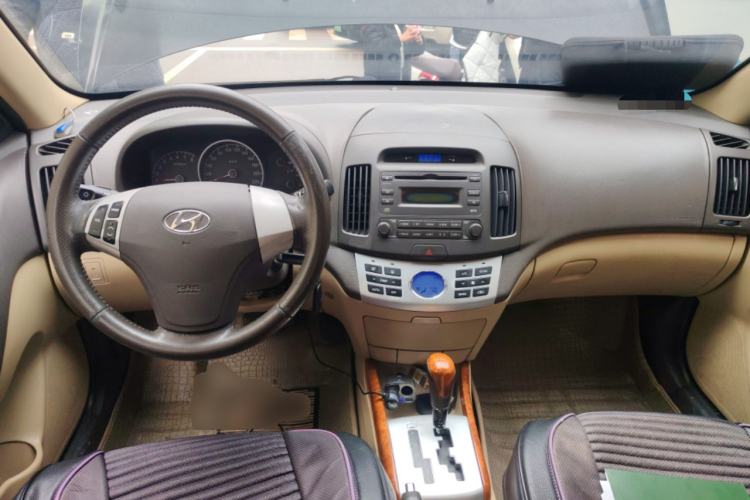 Used Hyundai Celesta 2010 1.6L AT GLS Center Console