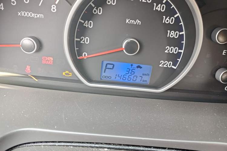 Used Hyundai Celesta 2010 1.6L AT GLS Odometer Close Up