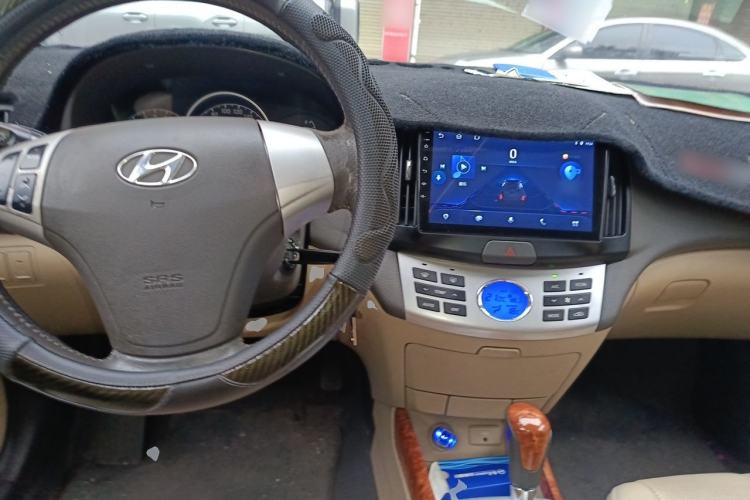 Used Hyundai Celesta 2010 1.6L AT GLS Center Console