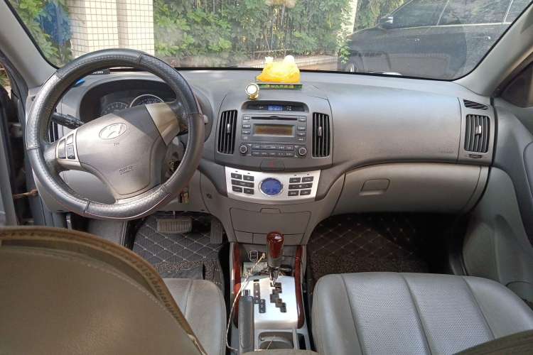 Used Hyundai Celesta 2010 1.6L AT GLS Center Console