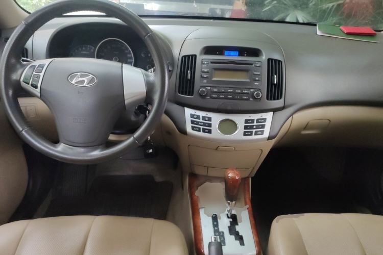 Used Hyundai Celesta 2010 1.6L AT GLS Center Console
