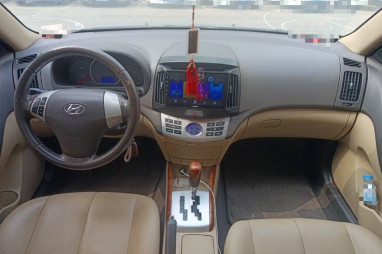 Used Hyundai Celesta 2010 1.6L AT GLS Center Console