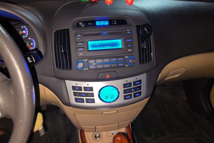 Used Hyundai Celesta 2010 1.6L AT GLS Audio And AC Panel