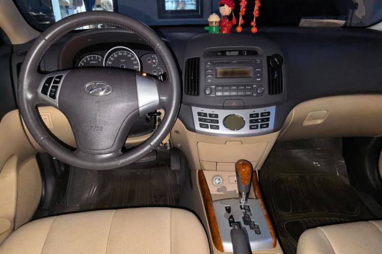 Used Hyundai Celesta 2010 1.6L AT GLS Center Console