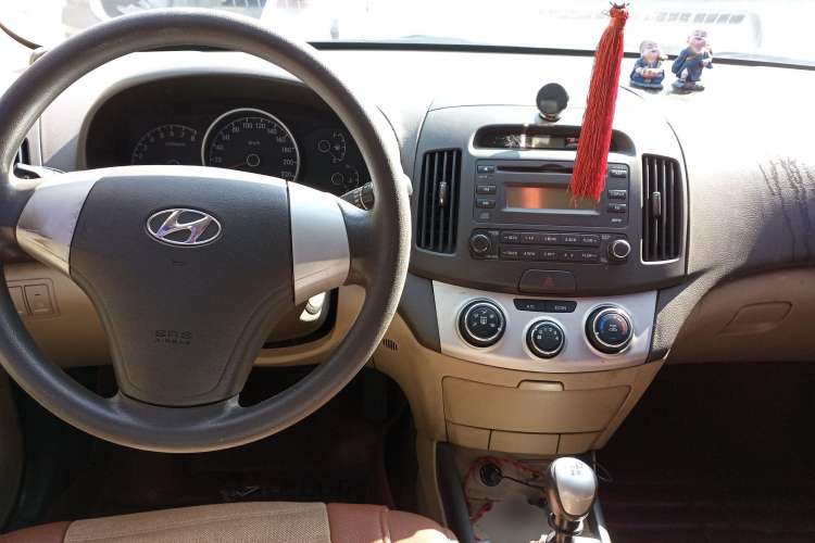 Used Hyundai Celesta 2010 1.6L MT GL Center Console