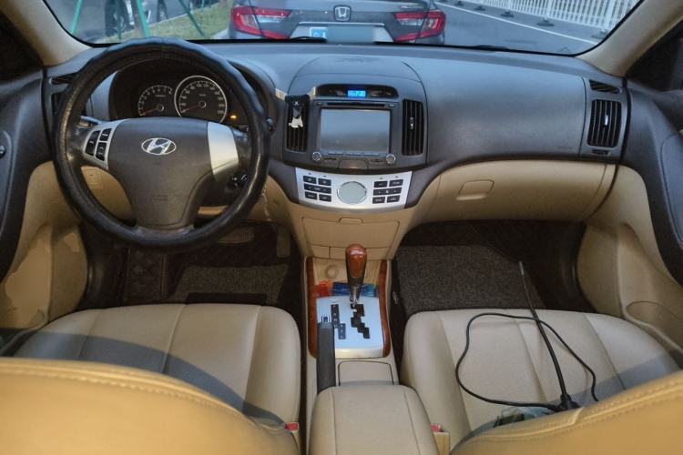 Used Hyundai Celesta 2010 1.6L AT GL Center Console