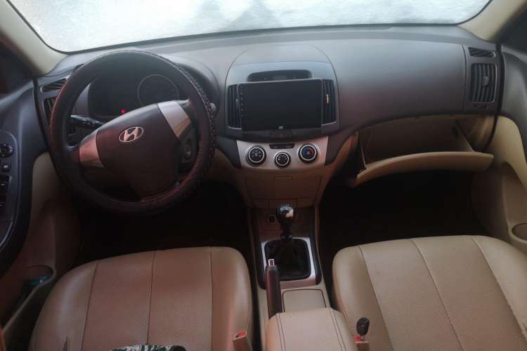 Used Hyundai Celesta 2010 1.6L MT GL Center Console