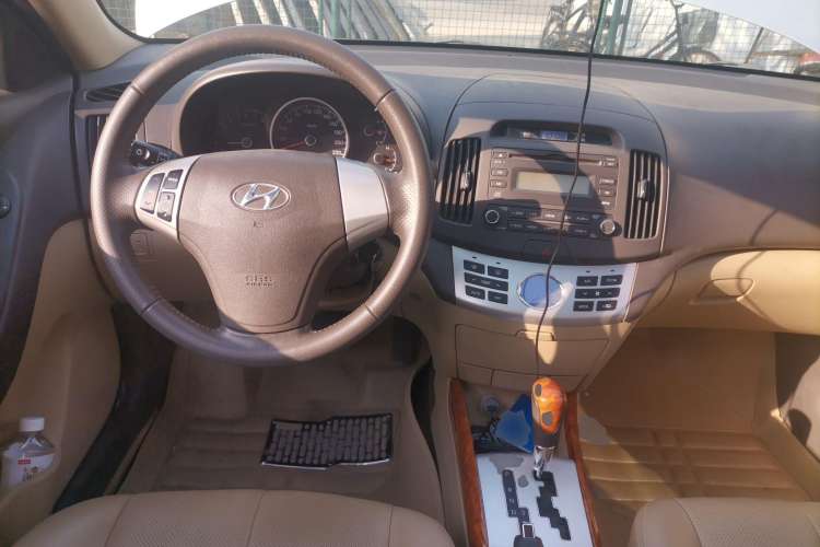Used Hyundai Celesta 2010 1.6L AT GLS Center Console