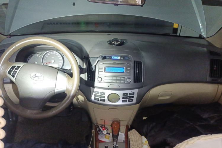 Used Hyundai Celesta 2010 1.6L AT GLS Center Console
