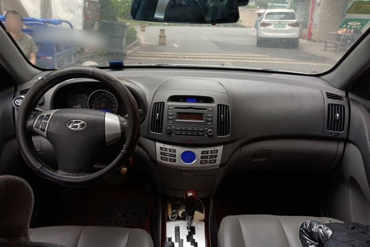 Used Hyundai Celesta 2010 1.6L AT GLS Center Console