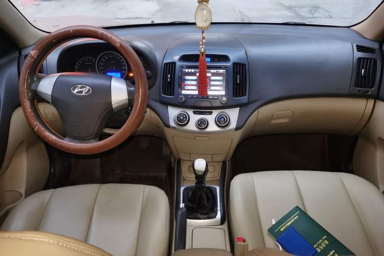 Used Hyundai Celesta 2010 1.6L MT GLS Center Console