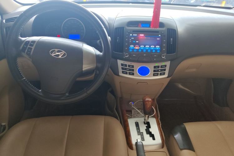 Used Hyundai Celesta 2010 1.6L AT GLS Center Console