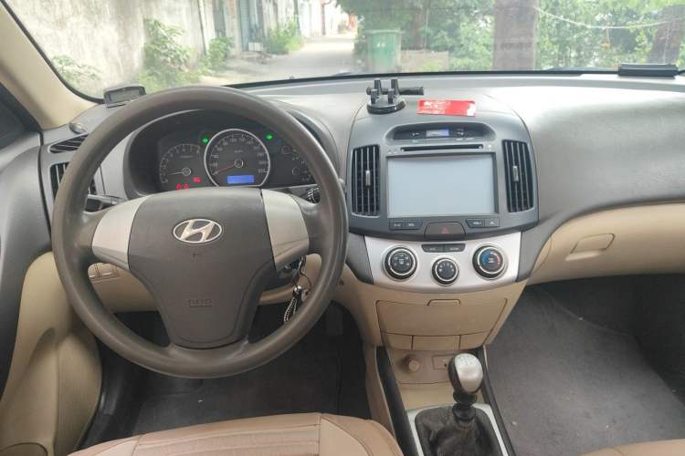 Used Hyundai Celesta 2010 1.6L MT GL Center Console