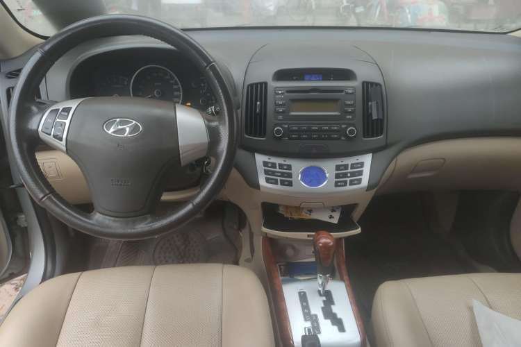 Used Hyundai Celesta 2010 1.6L AT GLS Center Console