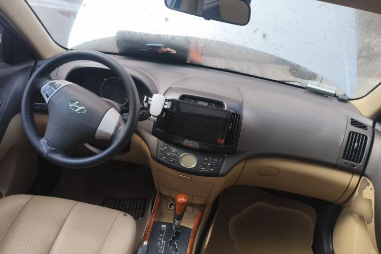 Used Hyundai Celesta 2010 1.6L AT GLS Center Console