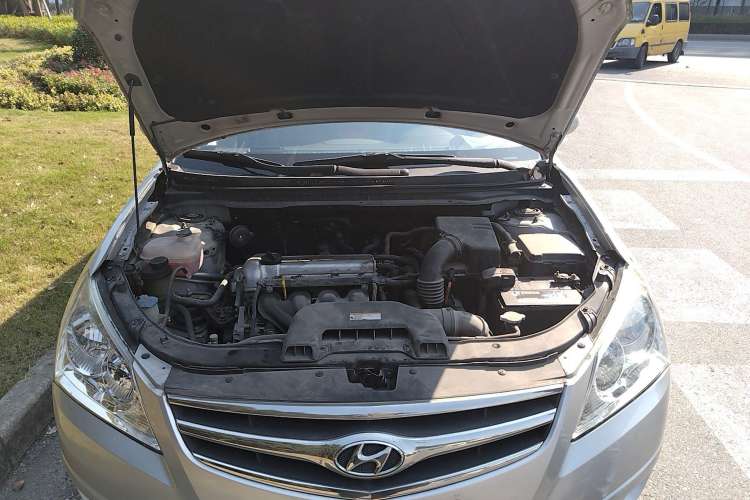 Used Hyundai Celesta 2010 1.6L AT GL Engine Bay