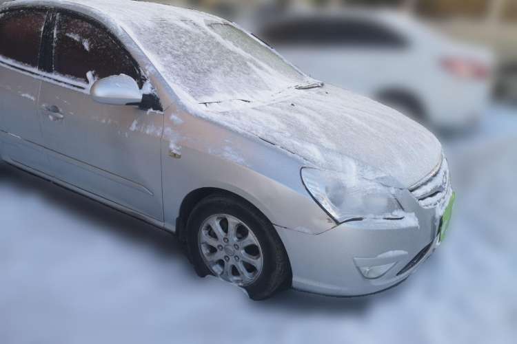 Used Hyundai Celesta 2010 1.6L MT GL Front Right 45 Deg