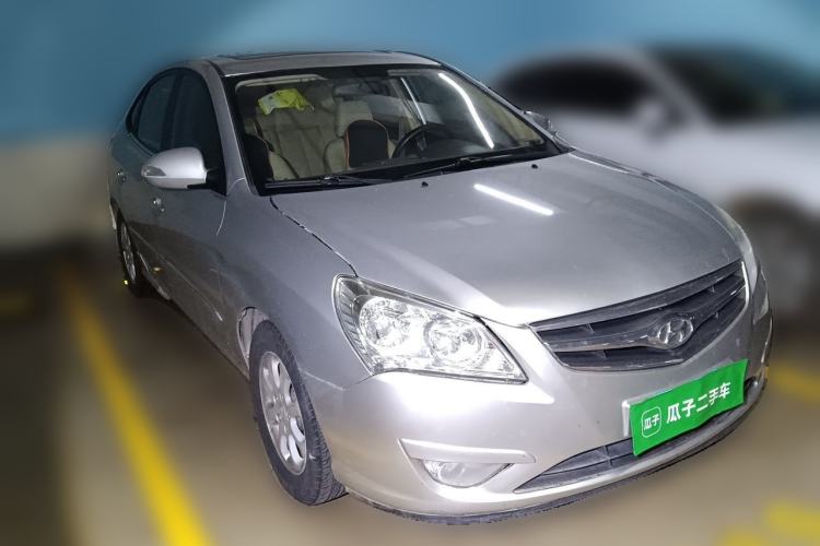 Used Hyundai Celesta 2010 1.6L MT GLS Front Right 45 Deg