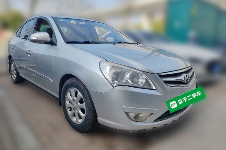 Used Hyundai Celesta 2010 1.6L MT GLS Front Right 45 Deg