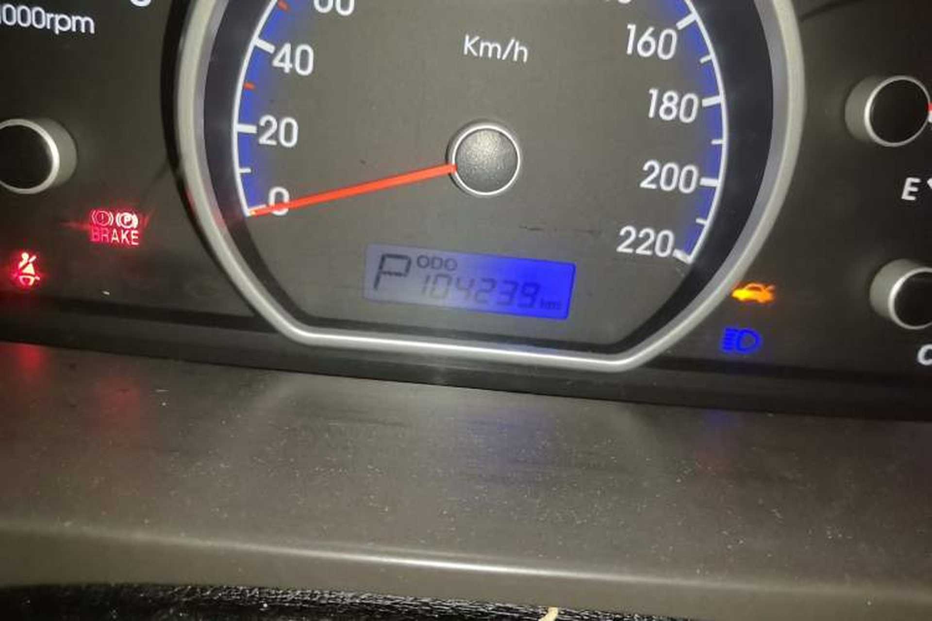 Used Hyundai Celesta 2010 1.6L AT GL Odometer Close Up