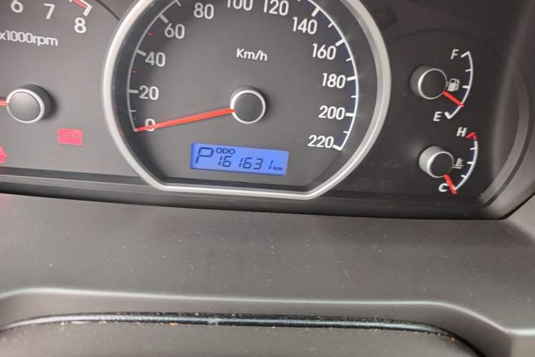 Used Hyundai Celesta 2010 1.6L AT GL Odometer Close Up