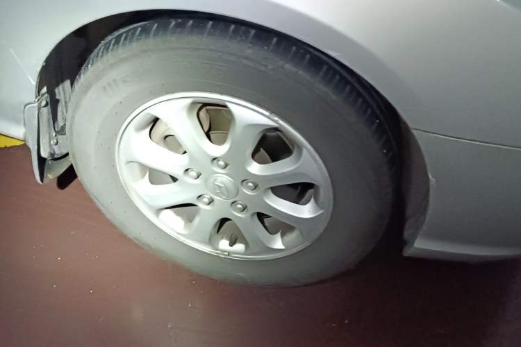Used Hyundai Celesta 2010 1.6L AT GLS Right Front Wheel Hub