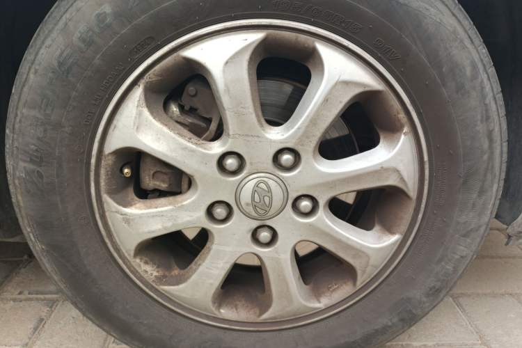 Used Hyundai Celesta 2010 1.6L AT GLS Right Front Wheel Hub